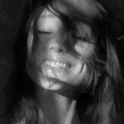 Ariana Grande – petal